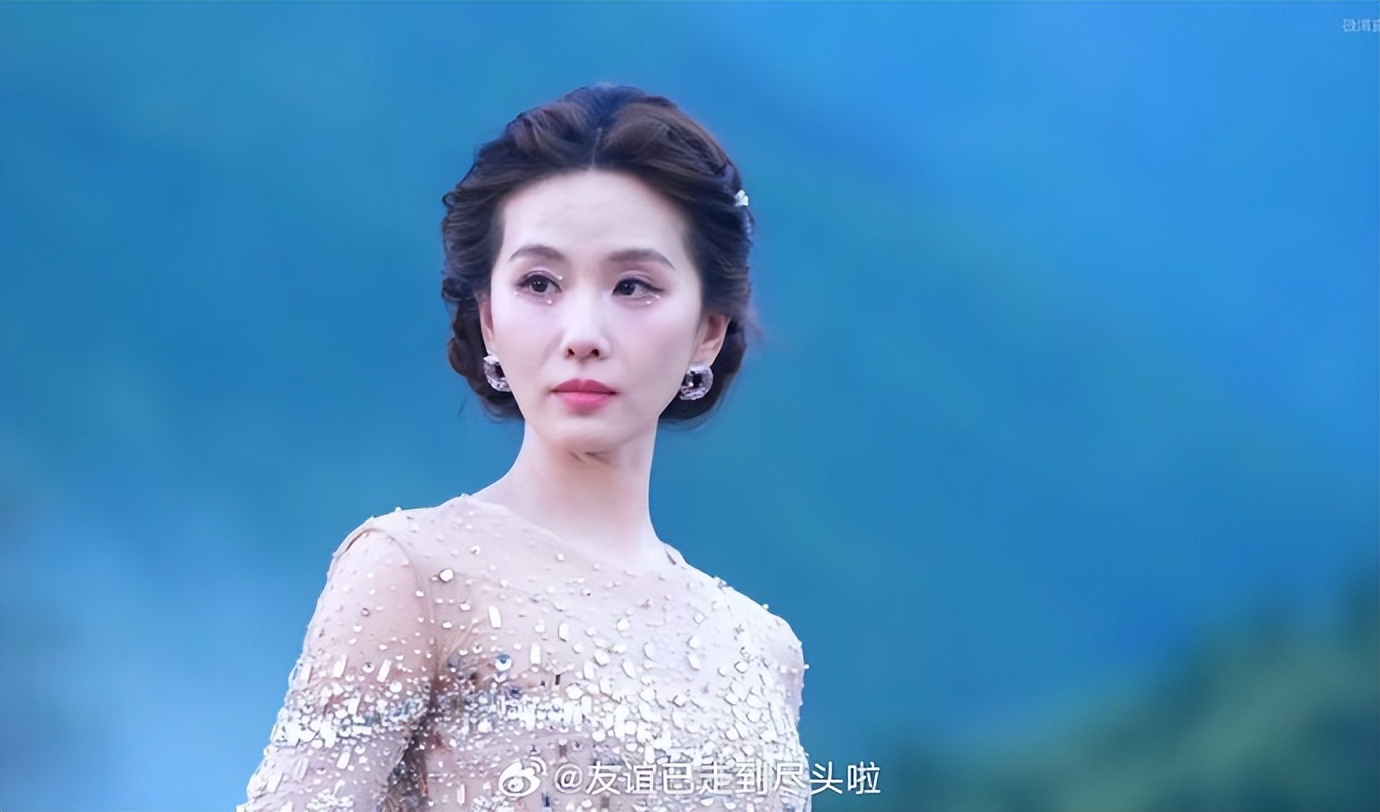 鋒菲復合12年!王菲現身演唱會「狀態彷如少女」 鏡頭一轉「照到劉詩詩」網友錯愕了