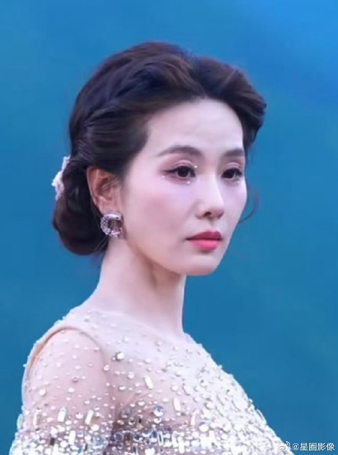 鋒菲復合12年!王菲現身演唱會「狀態彷如少女」 鏡頭一轉「照到劉詩詩」網友錯愕了