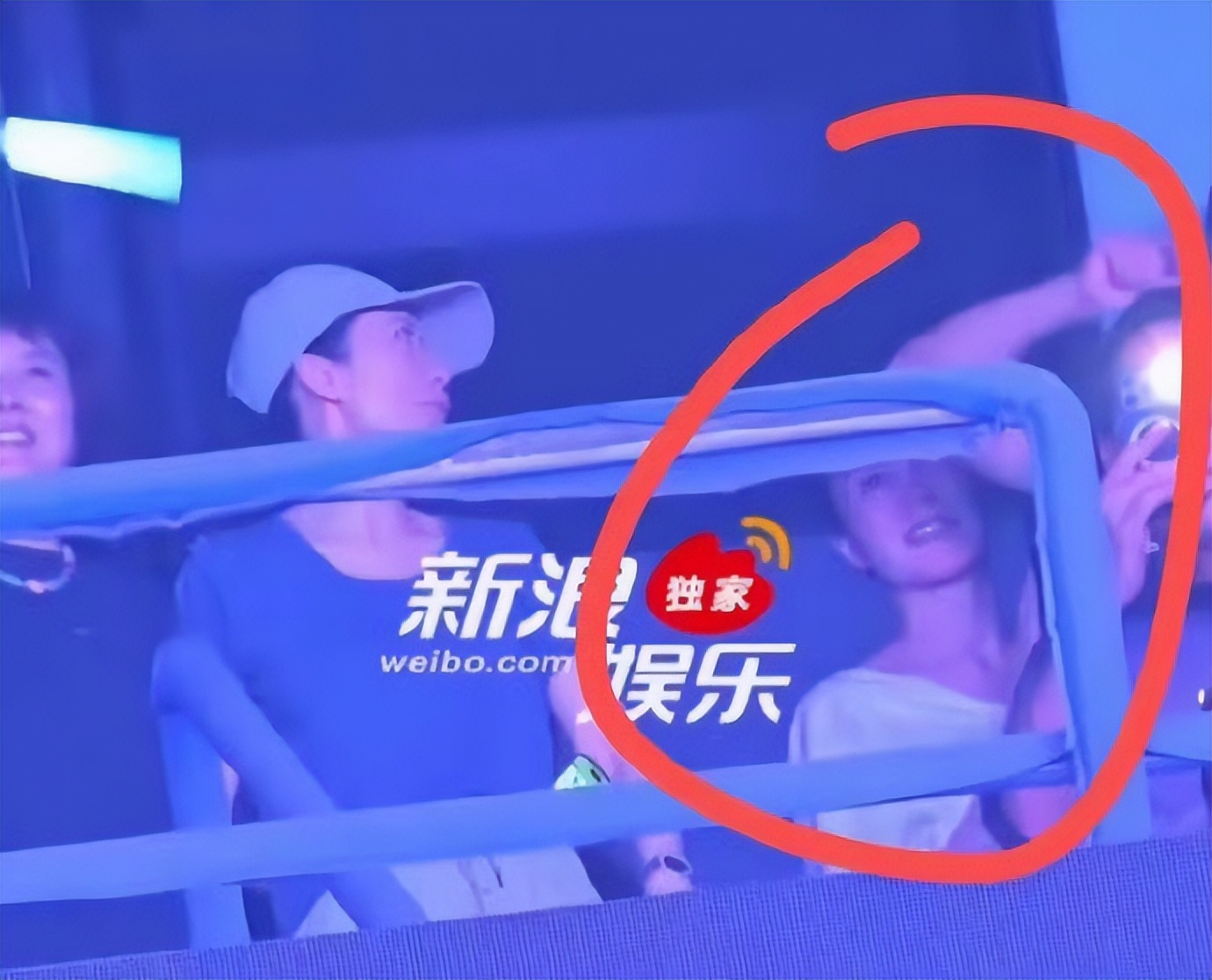 鋒菲復合12年!王菲現身演唱會「狀態彷如少女」 鏡頭一轉「照到劉詩詩」網友錯愕了