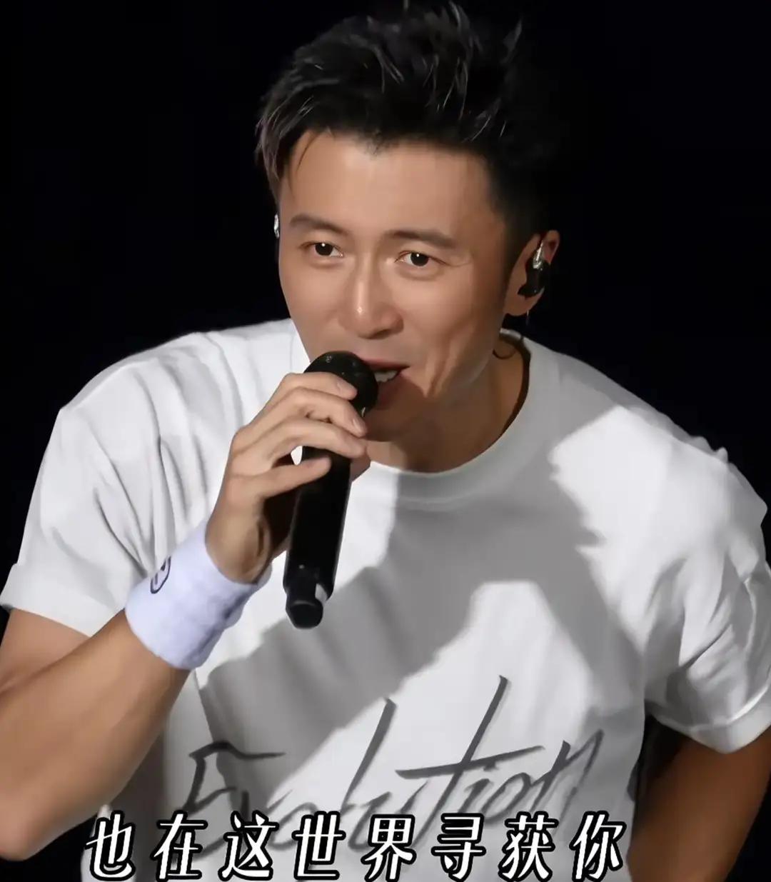 鋒菲復合12年!王菲現身演唱會「狀態彷如少女」 鏡頭一轉「照到劉詩詩」網友錯愕了