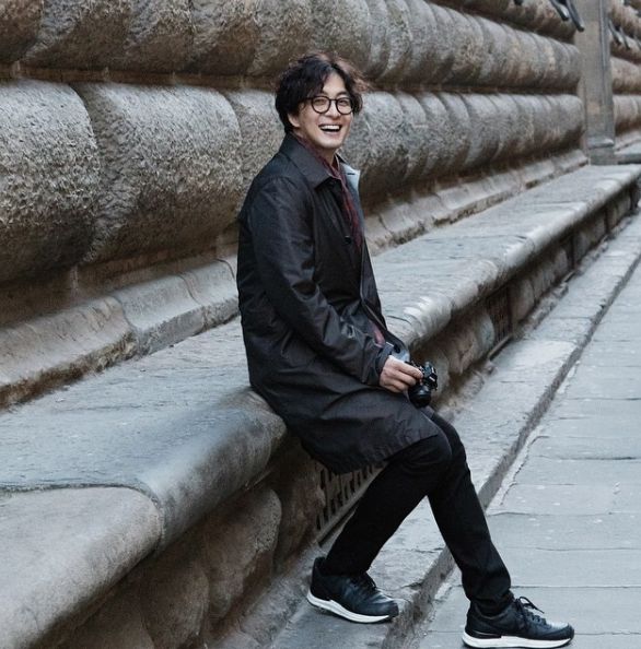 消失演藝圈11年!53歲天王「帶妻兒出遊被目擊」 頭髮全白「網嘆男神光環不再」