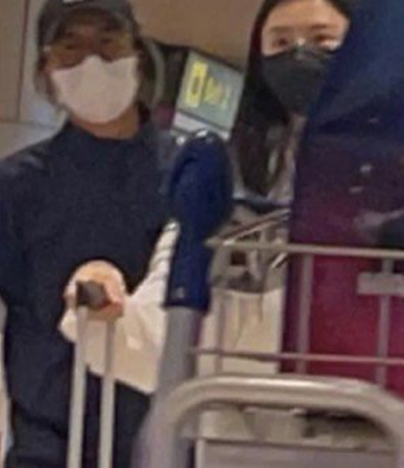 消失演藝圈11年!53歲天王「帶妻兒出遊被目擊」 頭髮全白「網嘆男神光環不再」