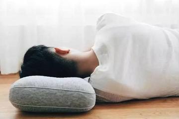 家裡有的馬上丟!許多人愛用的這種枕頭「正悄悄堵住腦血管」:對身體簡直是酷刑