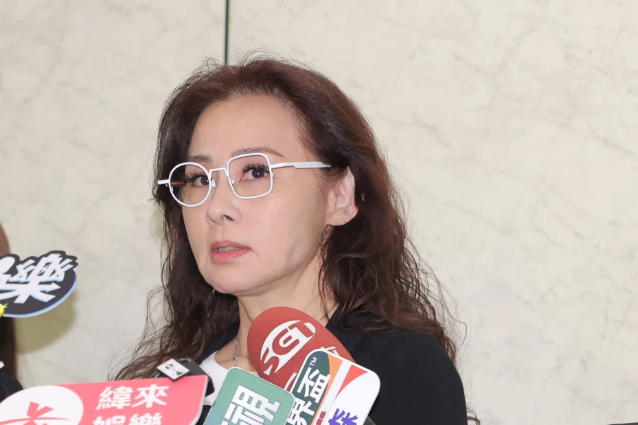 和傅子純親如姐弟!兵家綺上香挨轟「靈堂造型不莊重」 沈默多日「委屈揭真相」:有事嗎