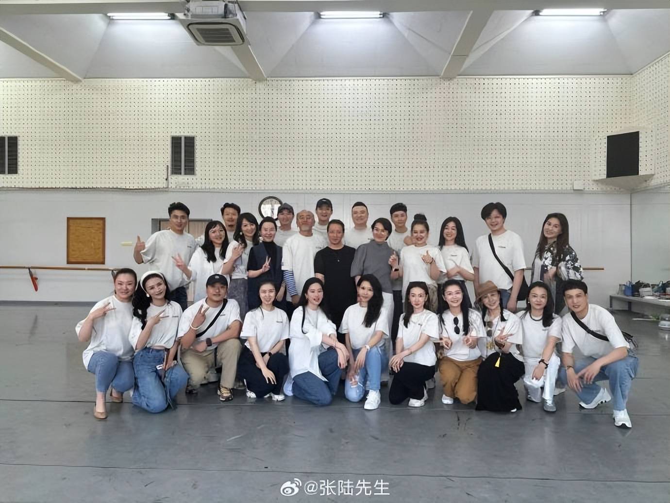 20年同學會！校友合照「驚見影后劉亦菲」　網一看嚇壞「整個人大變樣」：又出事了...