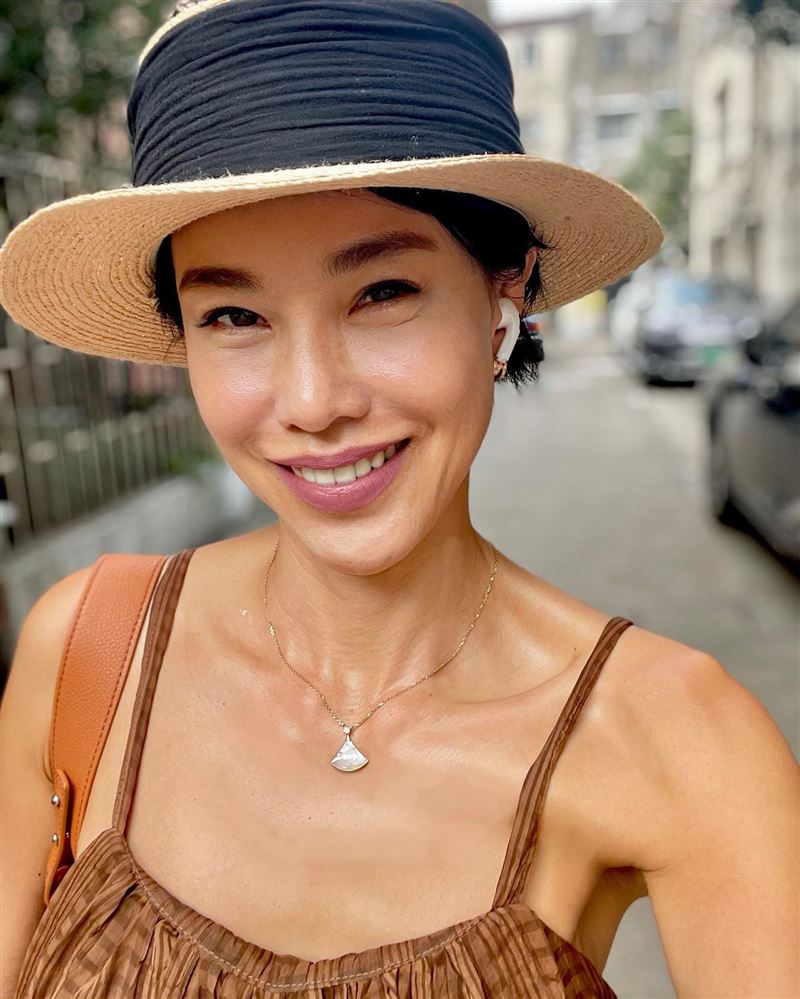 曾和吳倩蓮組團！58歲台灣天后「白皙美背好驚人」　離婚12年「靠9招更亮麗」