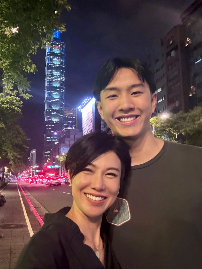 曾和吳倩蓮組團！58歲台灣天后「白皙美背好驚人」　離婚12年「靠9招更亮麗」