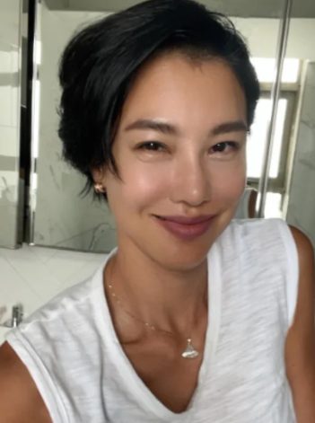 曾和吳倩蓮組團！58歲台灣天后「白皙美背好驚人」　離婚12年「靠9招更亮麗」