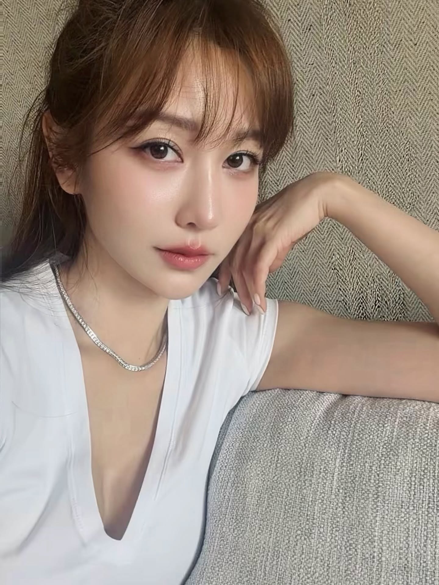 姊妹都是女神！曾莞婷曝光「大10歲親姊姊」　「雪白肌膚+氣質長髮」網友驚喊：根本美魔女