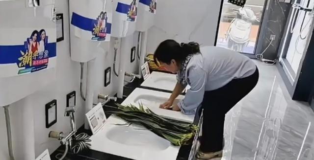 店家「馬桶裡洗粽葉」畫面瘋傳！老闆挨轟「竟暴怒反嗆」理由網傻眼