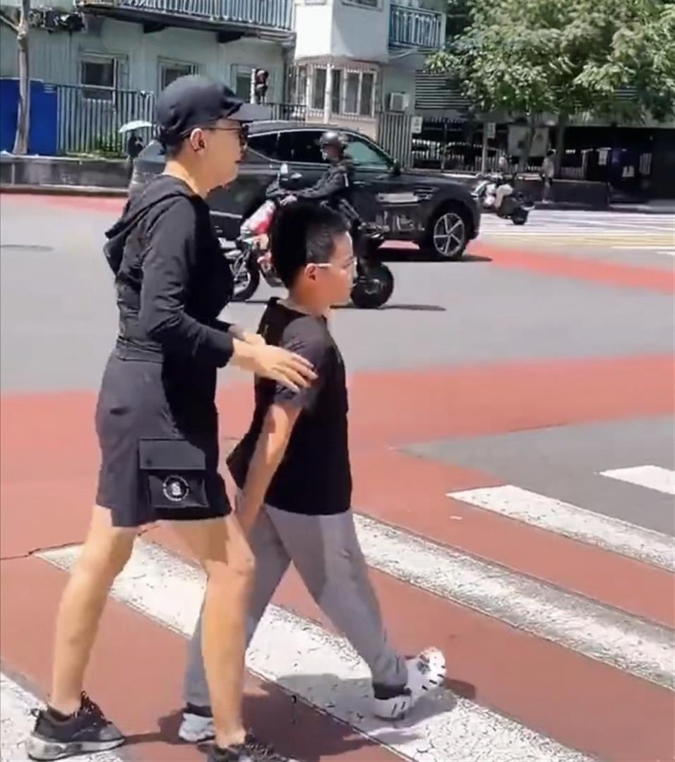 全面退出演藝圈!65歲資深視后「路邊逛街被偶遇」 被拍老態鬆垮「轉頭卻被路人讚翻」