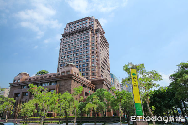 快訊/國泰金控爆「創辦人痛毆董事長」!警方急衝現場...