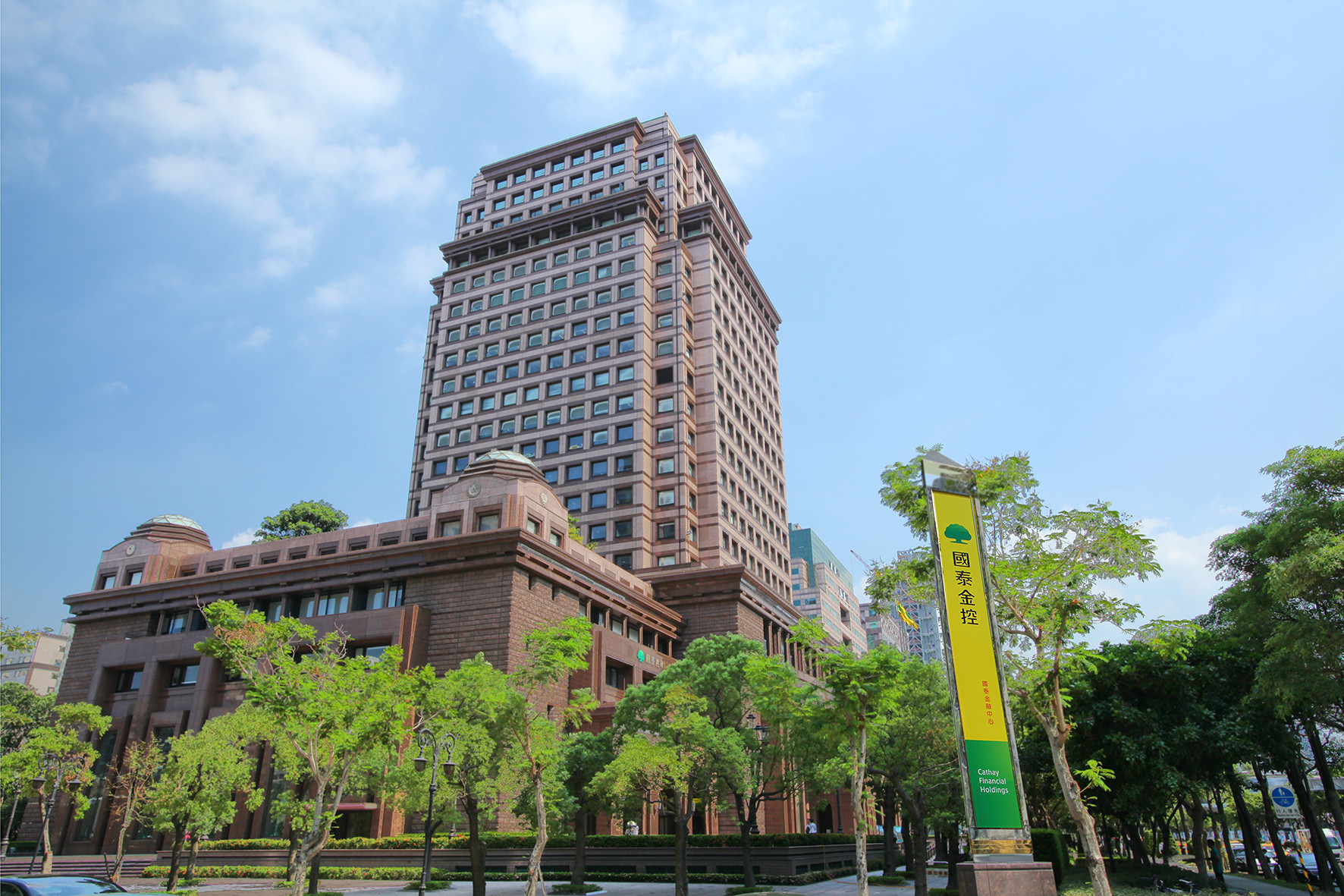 快訊/國泰金控爆「創辦人痛毆董事長」!警方急衝現場...