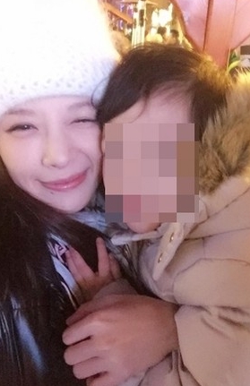 二婚嫁外交官!46歲本土女星「愛女遭霸凌」學校還不管 她不慌張「隔天開一輛車去」校長親自道歉