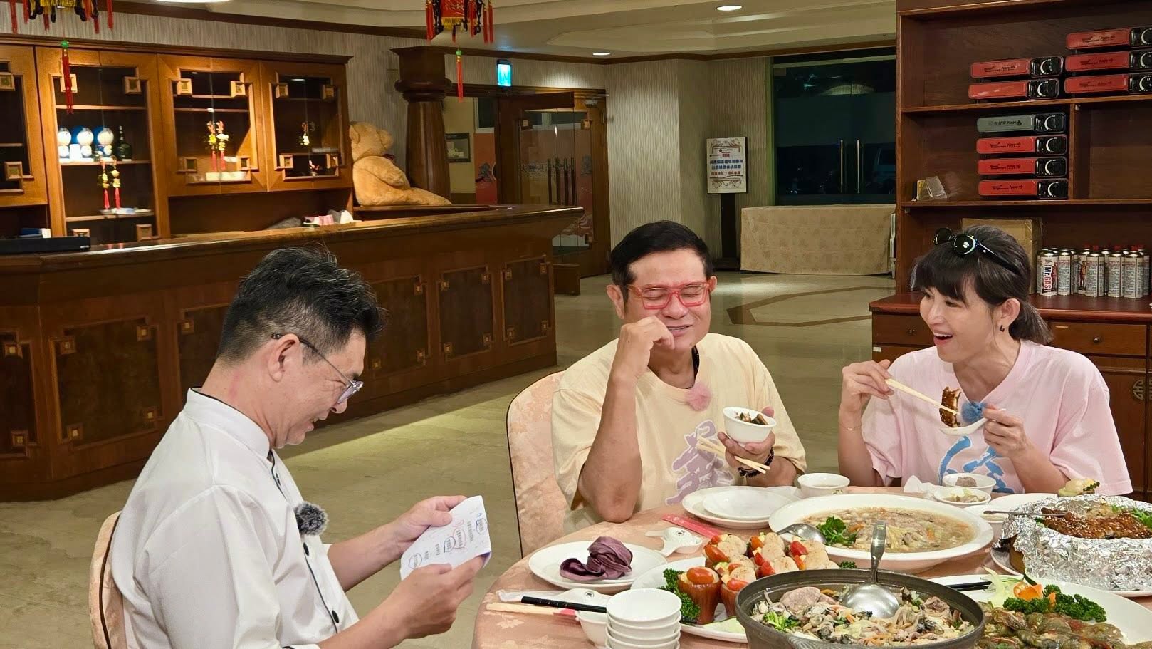 痛到無法上台！63歲許效舜驚傳「悄悄動刀大手術」　崩潰大哭：「每半小時吞一顆止痛藥」