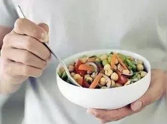 吃超清淡卻中風！77歲阿伯「吃素多年」突手腳不聽使喚　醫生揪「血管隱形殺手」：根本毒藥