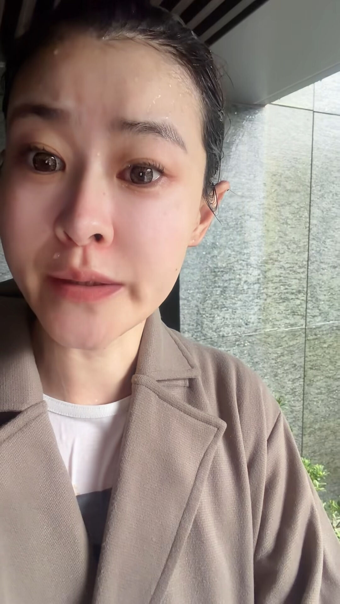 暴雨狂下成受災戶！40歲女星崩潰「露台淹成池塘」掃水搶救：想養小龍蝦