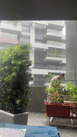 暴雨狂下成受災戶！40歲女星崩潰「露台淹成池塘」掃水搶救：想養小龍蝦