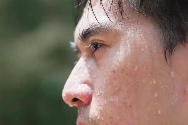 天氣熱要當心！出現3症狀「代表你中暑了」：嚴重恐器官衰竭