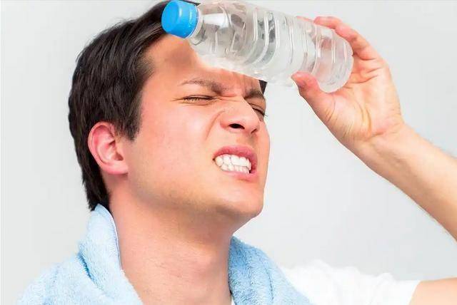 天氣熱要當心！出現3症狀「代表你中暑了」：嚴重恐器官衰竭