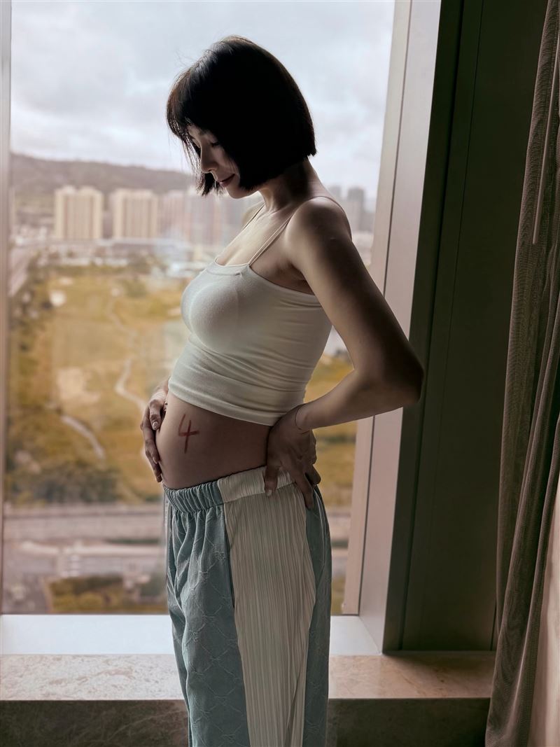 雙胞胎喜訊！43歲本土劇女星「甜曬4個月孕肚」　曾低潮「淡演藝圈」如今為自己而活