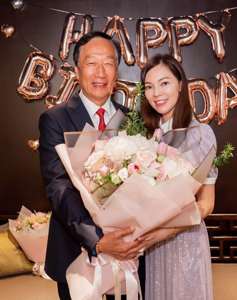 罕露細肩帶！曾馨瑩「51歲熱舞」線條太猛　郭台銘寵妻「霸氣送5億大禮」