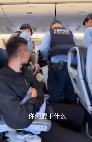 飛機上大鬧！中國大媽「餐具丟空服員」吐口水　機長「臨時改目的地」一下機大快人心