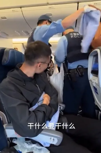 飛機上大鬧！中國大媽「餐具丟空服員」吐口水　機長「臨時改目的地」一下機大快人心