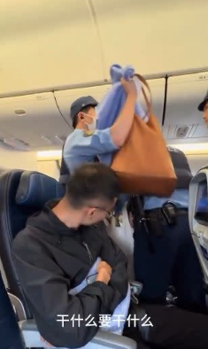 飛機上大鬧！中國大媽「餐具丟空服員」吐口水　機長「臨時改目的地」一下機大快人心