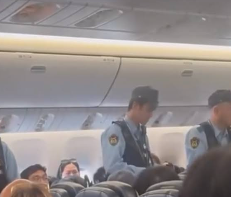 飛機上大鬧！中國大媽「餐具丟空服員」吐口水　機長「臨時改目的地」一下機大快人心