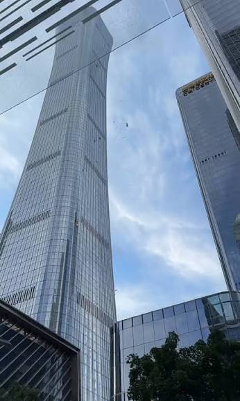 快訊／市區最高樓「遭飛機直衝撞」　大量醫護搶救「官方緊急下架影片」