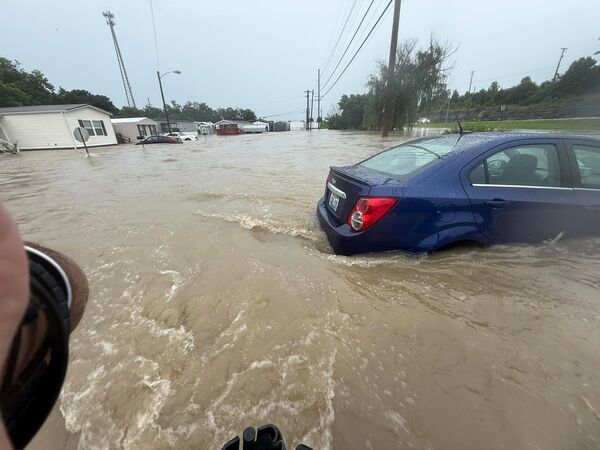 暴雨洪災「灌入民宅釀4死」！政府下令「進入緊急狀態」...