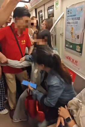 命令讓座沒人理！紅衣老伯「竟強扯女孩嚇哭」　媽霸氣護女「現場變格鬥賽」影片曝光