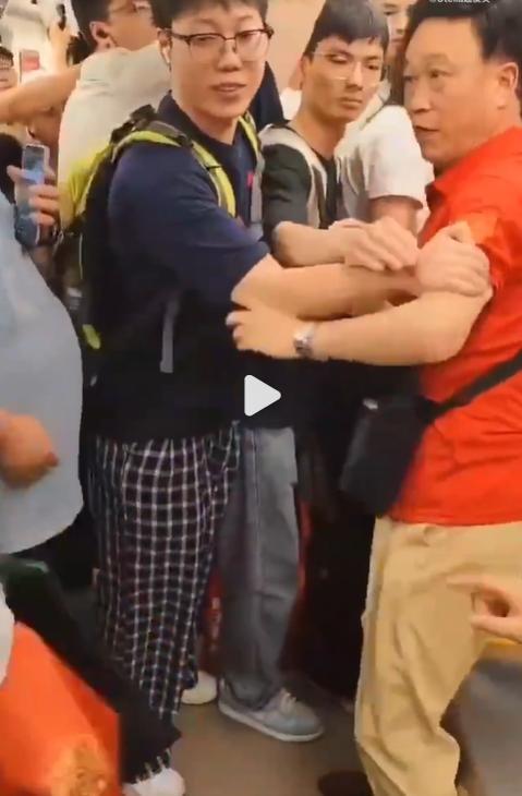 命令讓座沒人理！紅衣老伯「竟強扯女孩嚇哭」　媽霸氣護女「現場變格鬥賽」影片曝光