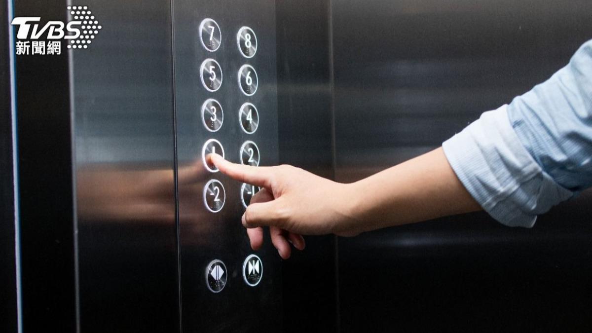 電梯「急速下墜」怎麼辦？專家示警：「別按所有樓層按鈕」