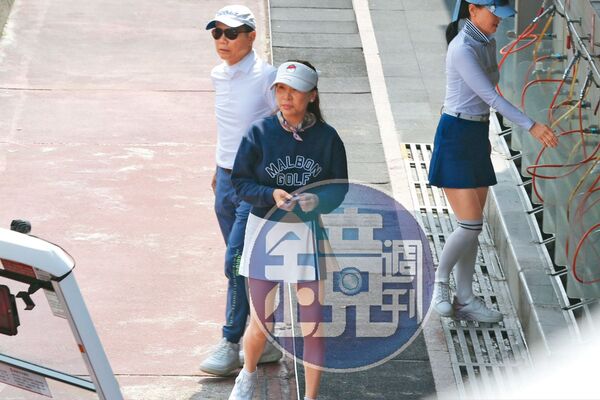 郭台銘驚爆「曖昧女球友1年」！身材曼妙「長相一言難盡」知情人曝：小三專業戶