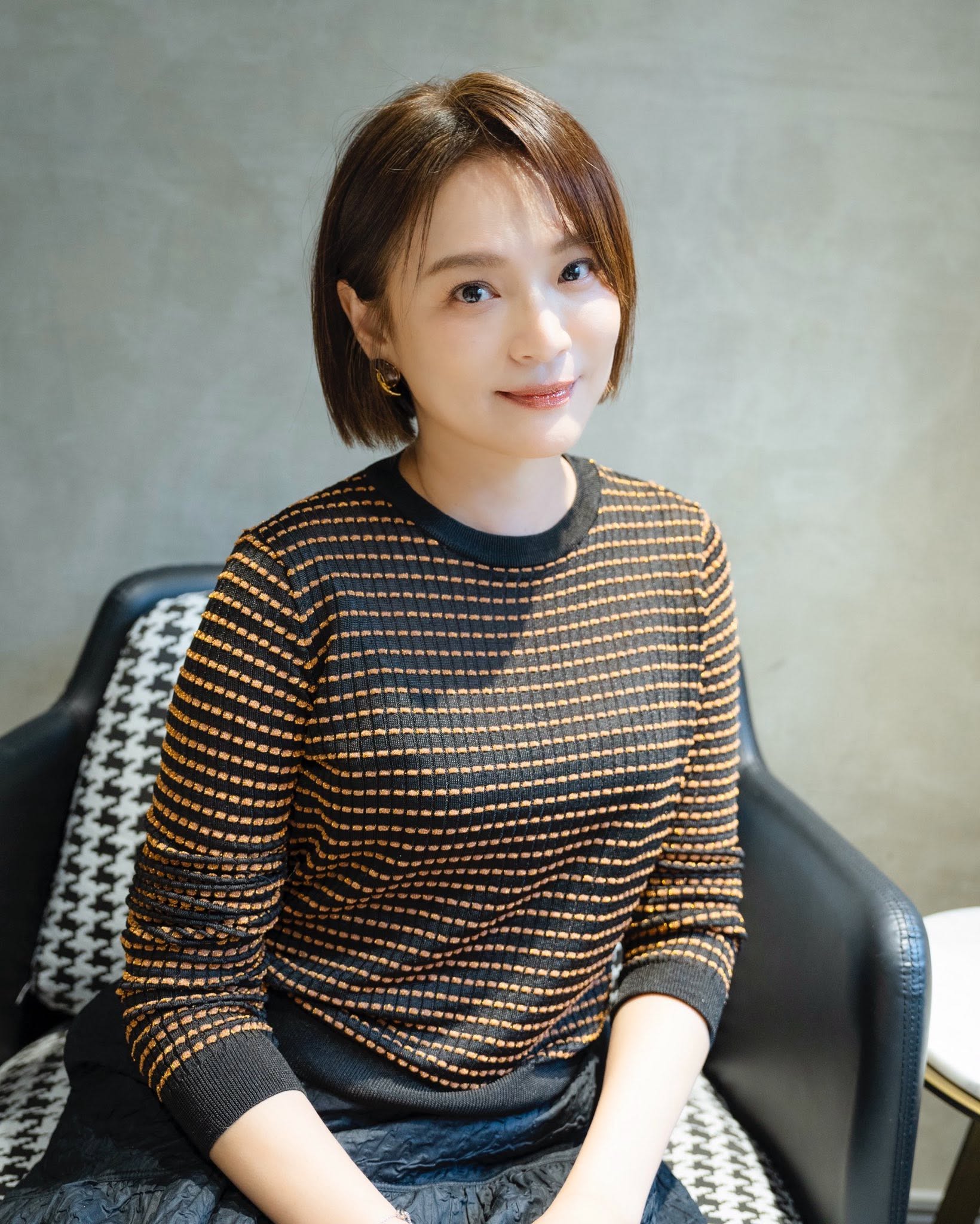 被封演藝圈最強美魔女！54歲《花系列》女星突曬「滿頭白髮照」被讚翻：這才是真美❤️