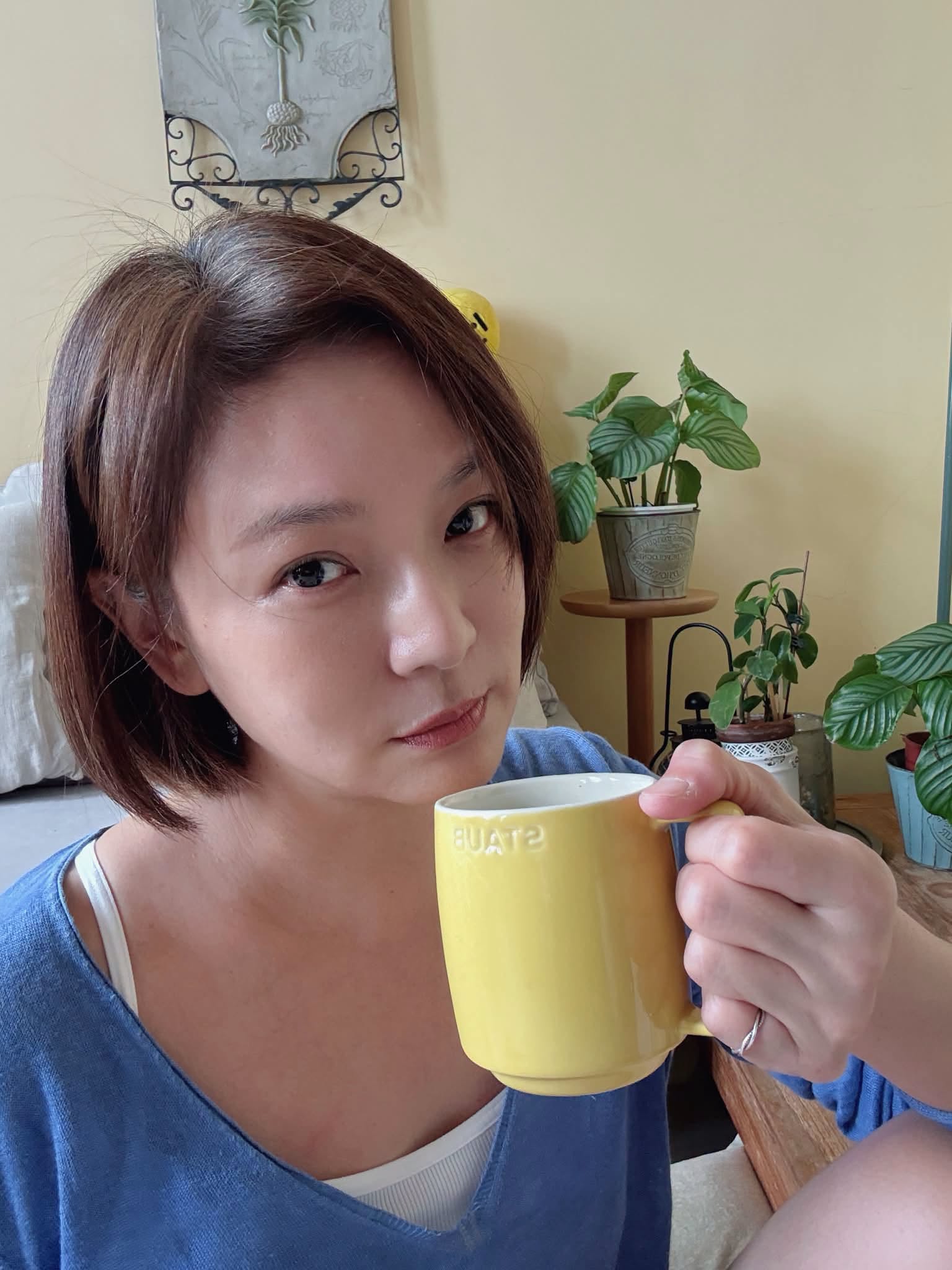 被封演藝圈最強美魔女！54歲《花系列》女星突曬「滿頭白髮照」被讚翻：這才是真美❤️