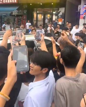 帶兒子親自捉姦！尪車內約會還嗆「我出軌怎麼了」　小三正臉曝光「爽收金銀首飾」