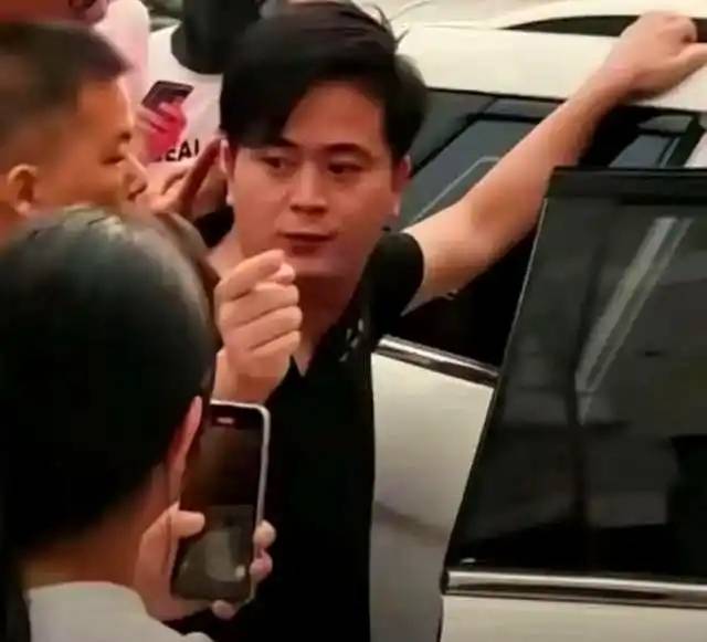 帶兒子親自捉姦！尪車內約會還嗆「我出軌怎麼了」　小三正臉曝光「爽收金銀首飾」