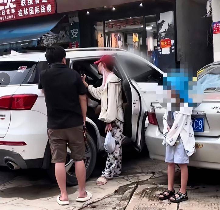 帶兒子親自捉姦！尪車內約會還嗆「我出軌怎麼了」　小三正臉曝光「爽收金銀首飾」