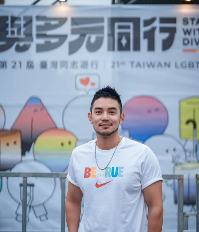 全台首位出櫃男議員!曾是運動國手「貼男友曬放閃照」:感謝自由民主的台灣