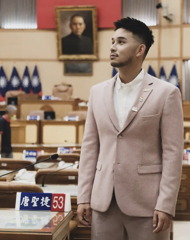 全台首位出櫃男議員!曾是運動國手「貼男友曬放閃照」:感謝自由民主的台灣