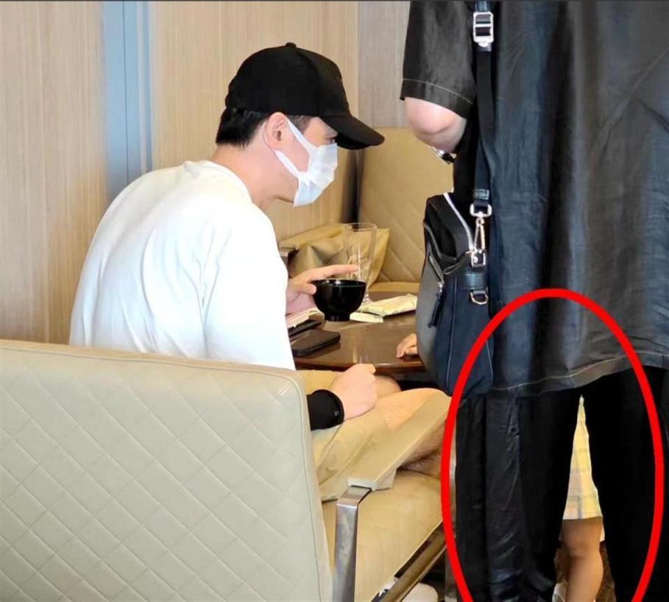 隱婚生一雙兒女!43歲男神被拍「一家人吃火鍋」 他滿臉鬍渣「飯桌上一舉動」被讚翻