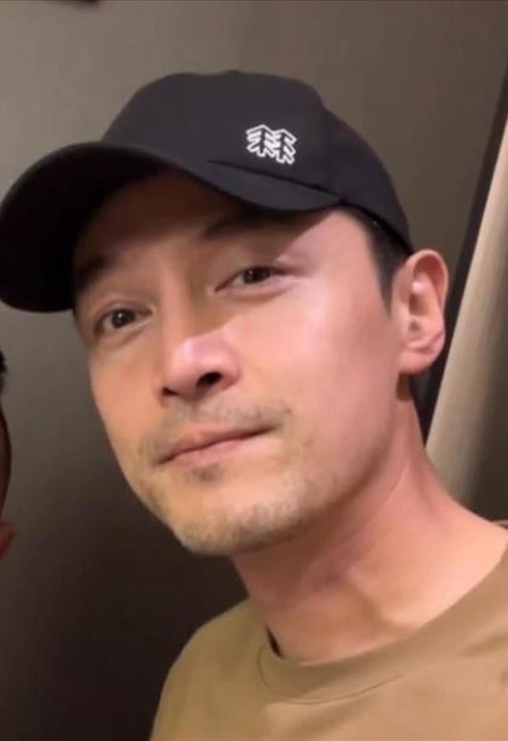 隱婚生一雙兒女!43歲男神被拍「一家人吃火鍋」 他滿臉鬍渣「飯桌上一舉動」被讚翻