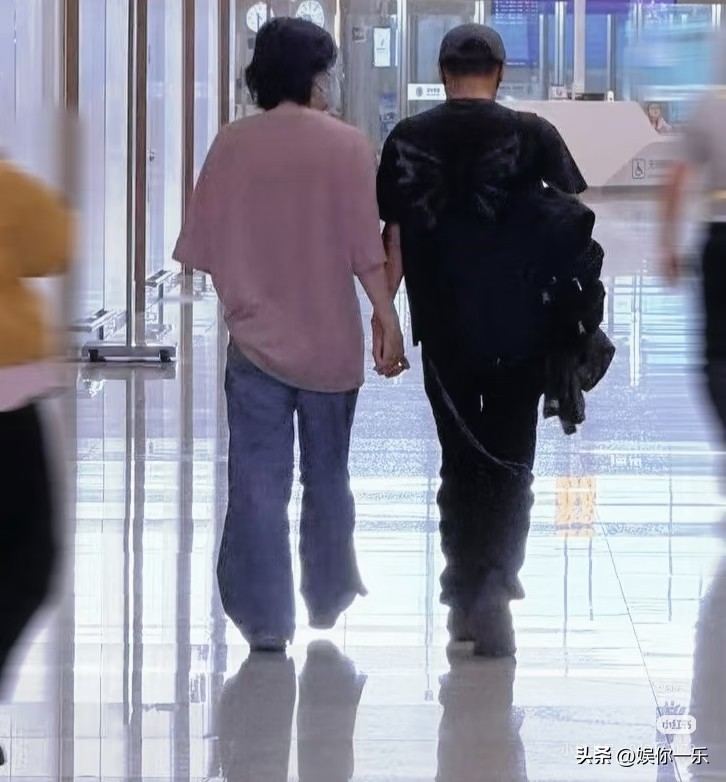 偶遇演藝圈大咖情侶!復合12年「機場全程牽緊緊」網被閃瞎:以為在演偶像劇❤️