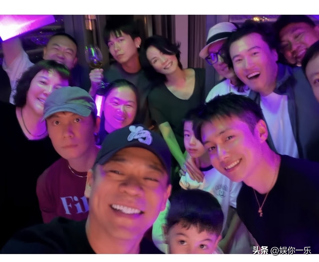 偶遇演藝圈大咖情侶!復合12年「機場全程牽緊緊」網被閃瞎:以為在演偶像劇❤️