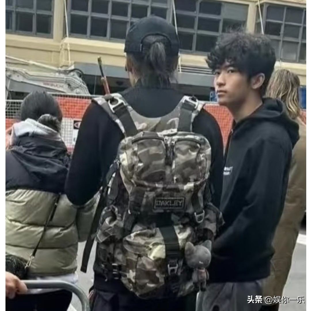 偶遇演藝圈大咖情侶!復合12年「機場全程牽緊緊」網被閃瞎:以為在演偶像劇❤️