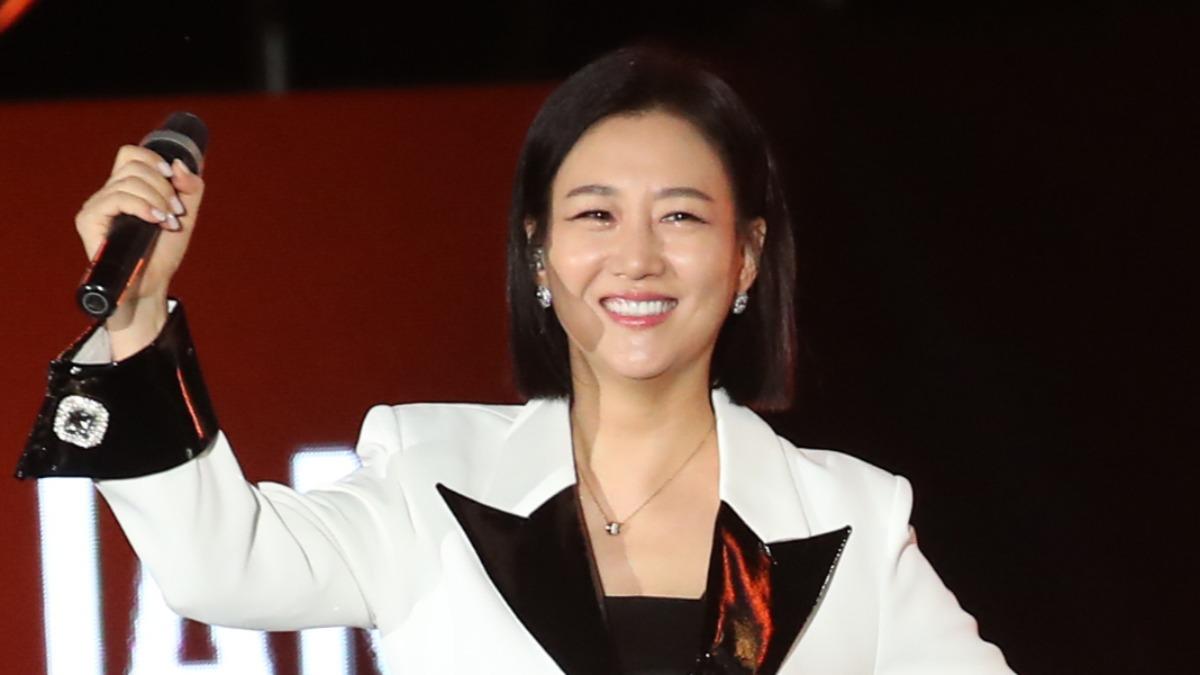 46歲國民歌后「被媽媽冒名詐騙」!10年財產被捲走「還負債2千萬」崩潰發聲了...