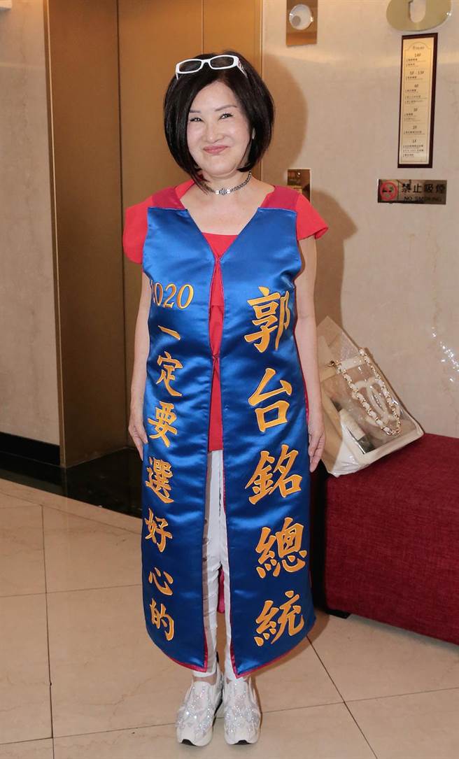 女人緣超旺!秀場火辣女星「抵擋不住郭台銘」 不顧正宮「傳光溜溜美球照」畫面流出